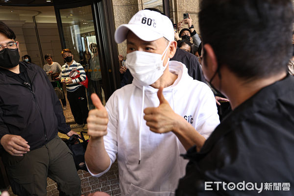 ▲張學友演唱會,離開飯店前親切與粉絲歌迷互動。(圖/記者林敬旻攝)