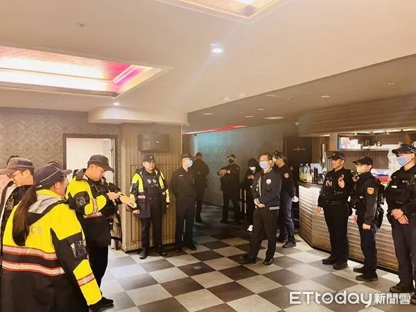 ▲維護治安無假期,桃警持續規劃臨檢查察。(圖/桃園警分局提供)