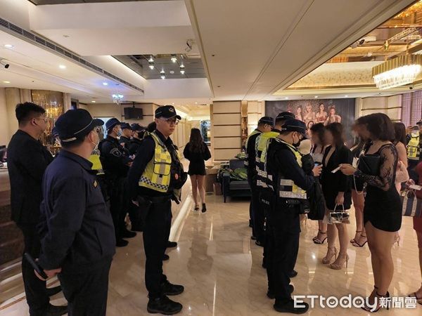 ▲▼針對轄區酒店及KTV等特種場所,執行臨檢勤務,並查獲2名逃逸移工。(圖/桃園警分局提供)