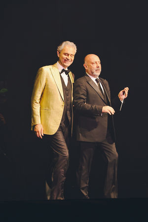 ▲義大利美聲天王安德烈波伽利(Andrea Bocelli)睽違10年,4日搭乘私人專機再度來台,並成為首位登上大巨蛋的西洋巨星。(圖/牛耳藝術提供)