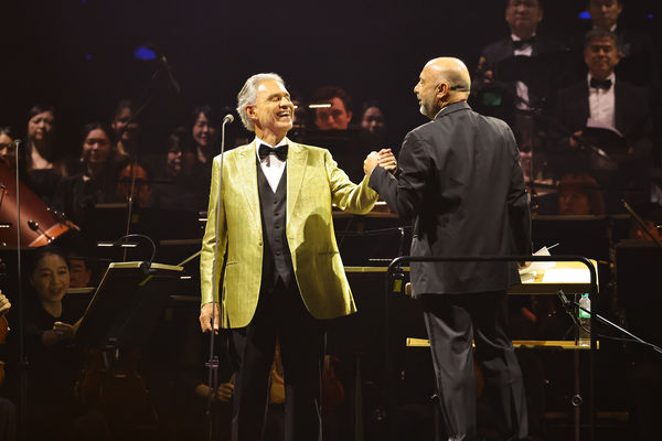 ▲義大利美聲天王安德烈波伽利(Andrea Bocelli)睽違10年,4日搭乘私人專機再度來台,並成為首位登上大巨蛋的西洋巨星。(圖/牛耳藝術提供)