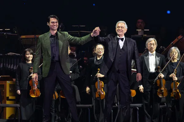 ▲義大利美聲天王安德烈波伽利(Andrea Bocelli),與190公分帥兒馬提歐波伽利(Matteo Bocelli)合唱。(圖/牛耳藝術提供)