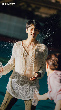 ▲《獨佔接班人》毛祁生(右)、張家陞關係大躍進、徐瑋澤(左)和朴靖恆互相潑水。(圖/LINE TV提供)