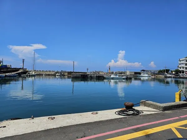 ▲鼻頭漁港,鼻頭角步道稜谷步道段,鼻頭漁港旁餐廳的在地美味海鮮料理。(圖/新北市漁業處提供)