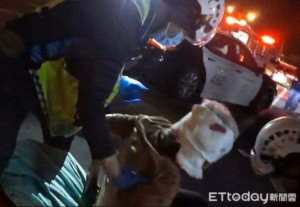 ▲苗栗通霄家暴男深夜要衝出家門遭阻攔,晚拿石頭砸雙親、造成媽媽重傷送醫。(圖/記者楊永盛翻攝)