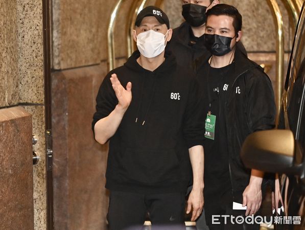 ▲▼張學友演唱會第二天,張學友前往小巨蛋前與歌迷互動。(圖/記者李毓康攝)