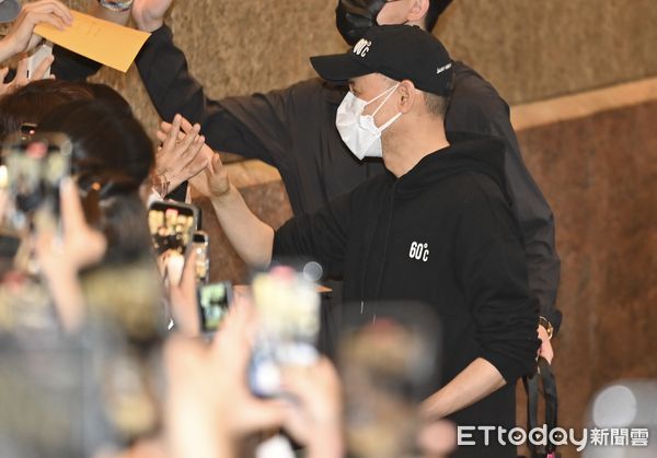 ▲▼張學友演唱會第二天,張學友前往小巨蛋前與歌迷互動。(圖/記者李毓康攝)