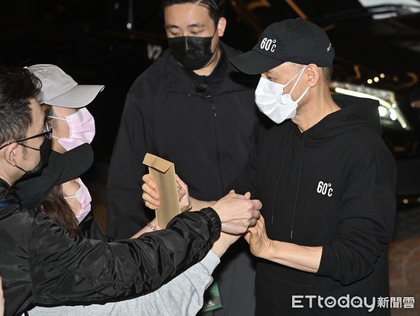 ▲▼張學友演唱會第二天,張學友前往小巨蛋前與歌迷互動。(圖/記者李毓康攝)