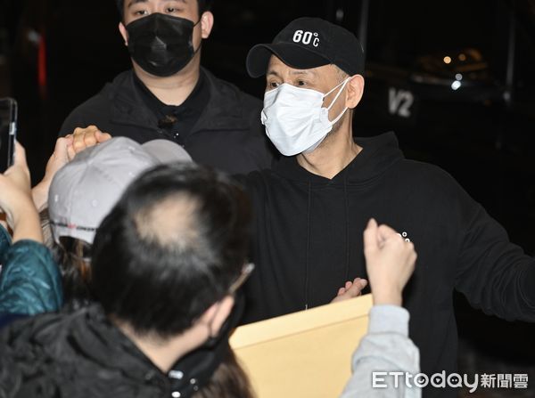 ▲▼張學友演唱會第二天,張學友前往小巨蛋前與歌迷互動。(圖/記者李毓康攝)