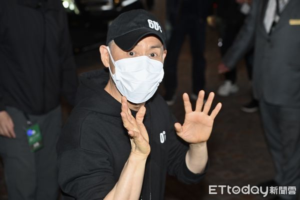 ▲▼張學友演唱會第二天,張學友前往小巨蛋前與歌迷互動。(圖/記者李毓康攝)