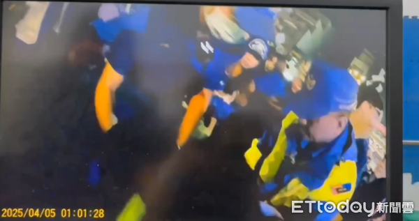 ▲恆春警方處理酒醉民眾 。(圖/記者陳崑福翻攝)