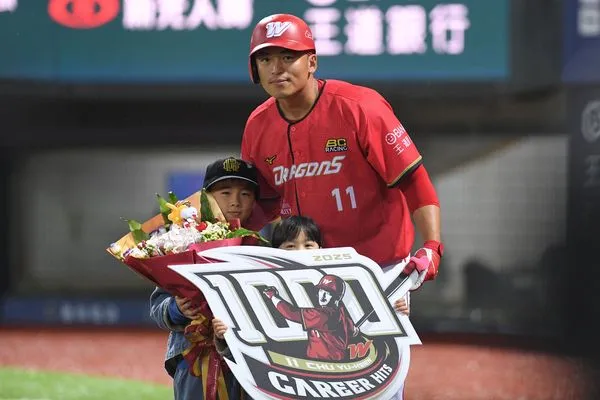 ▲味全龍隊朱育賢開轟達成生涯千安。(圖/味全龍隊提供)