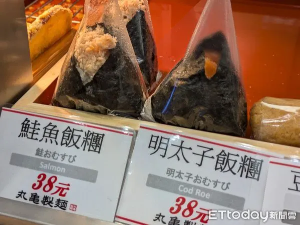▲丸龜製麵鮭魚飯糰。(圖/記者黃士原攝)