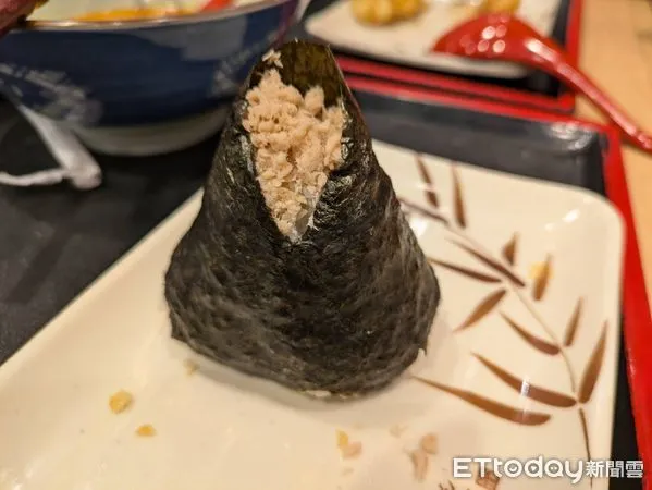 ▲丸龜製麵鮭魚飯糰。(圖/記者黃士原攝)