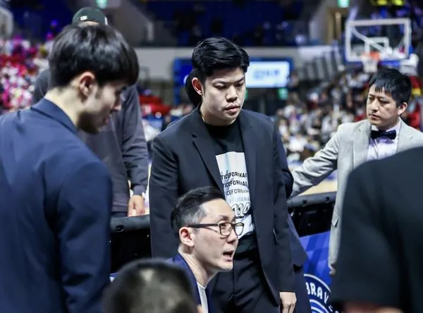 ▲PLG富邦勇士助教梁兆亘,自發性印製「剴剴案」T恤盼外界正視兒虐零容忍議題。(圖/梁兆亘提供)