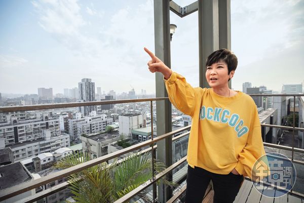 在自家頂樓眺向台北101,股市女王李蜀芳指出,投資機會不好,只求一個字:穩。