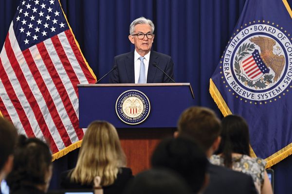 一旦美國經濟衰退,聯準會降息至3%以下,就是李蜀芳賣債轉股時機。中為聯準會主席鮑爾。(翻攝聯準會flickr)