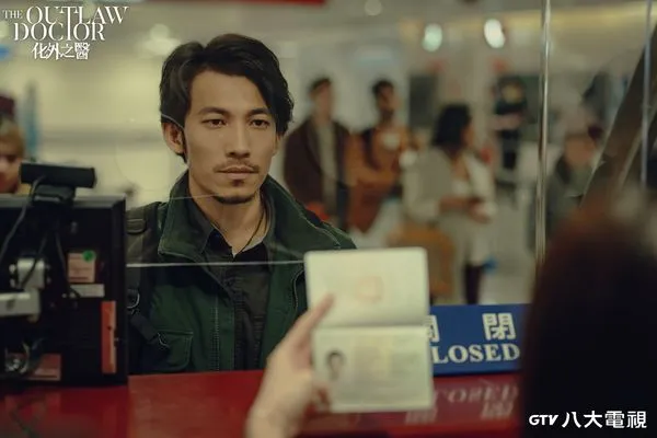 ▲《化外之醫》越南影帝連炳發謙虛自認,在台灣演員面前是新人。(圖/八大提供)