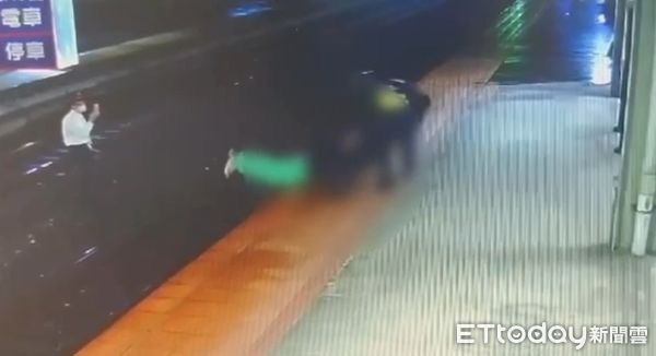 ▲▼ 男子南港站來不及坐上火車,竟攀附列車外想回到羅東,到七堵站虛脫沒力,被警方拉上月台 。(圖/記者郭世賢翻攝)