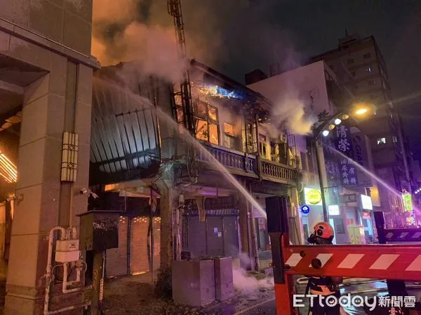 ▲▼台中北區老宅暗夜火警連燒多戶 隔壁旅館房客揮手喊救命。(圖/民眾提供)