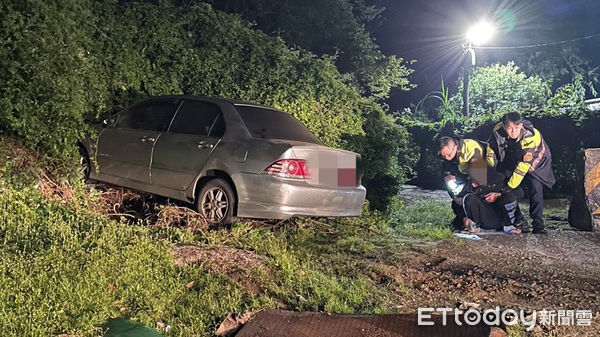 ▲警方逮捕紅燈右轉不服取締的徐姓藥頭、車內起獲大批毒品。(圖/記者張君豪翻攝)