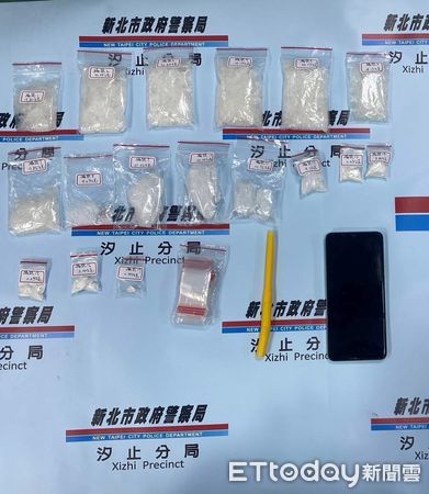 ▲警方逮捕紅燈右轉不服取締的徐姓藥頭、車內起獲大批毒品。(圖/記者張君豪翻攝)