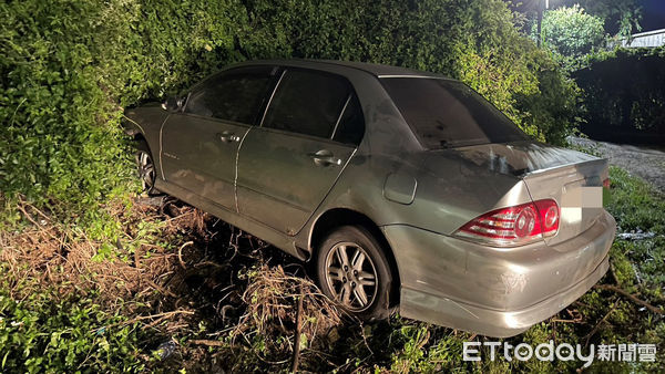 ▲警方逮捕紅燈右轉不服取締的徐姓藥頭、車內起獲大批毒品。(圖/記者張君豪翻攝)