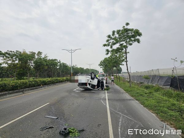 ▲吳男駕駛自小客車自撞路樹翻覆 。(圖/記者陳崑福翻攝)