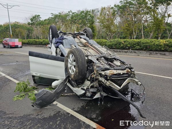 ▲吳男駕駛自小客車自撞路樹翻覆 。(圖/記者陳崑福翻攝)