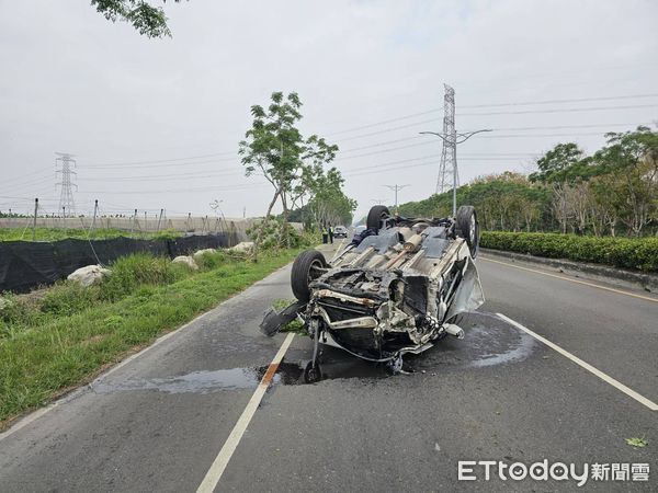 ▲吳男駕駛自小客車自撞路樹翻覆 。(圖/記者陳崑福翻攝)