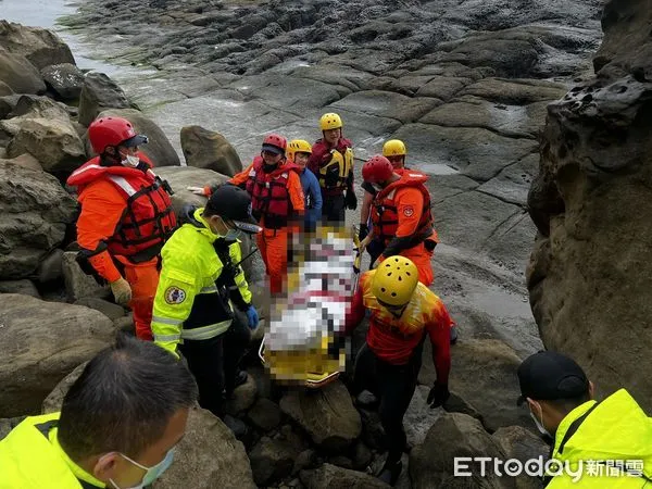 ▲基隆望幽谷下方礁岩驚見男屍。(圖/記者郭世賢翻攝,下同)