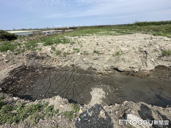 ▲麥寮魚塭遭傾倒不明汙水,引起當地養殖業者恐慌,緊鄰魚塭旁的空地,被挖了長約10公尺、寬約3公尺,深度約一層樓高的大洞。(圖/記者游瓊華翻攝)
