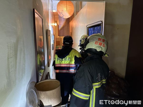 ▲士林賴姓老翁病發昏迷,所幸警消緊急破門挽回一命 。(圖/記者張君豪翻攝)