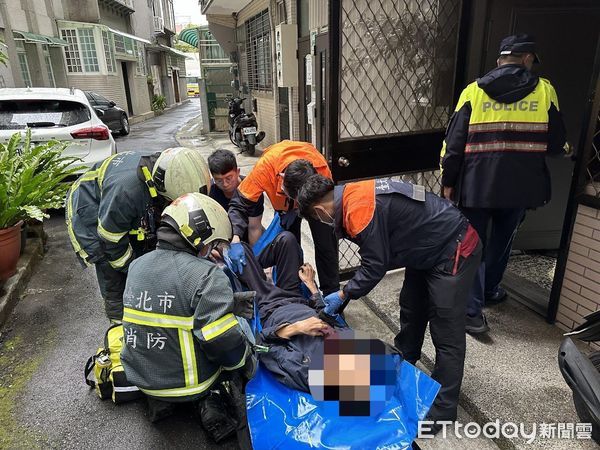 ▲士林賴姓老翁病發昏迷,所幸警消緊急破門挽回一命 。(圖/記者張君豪翻攝)