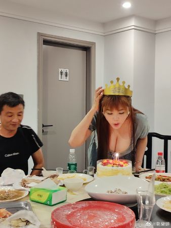 ▲劉樂妍不畏中國大陸政策,曬出清涼照。(圖/翻攝自劉樂妍微博)