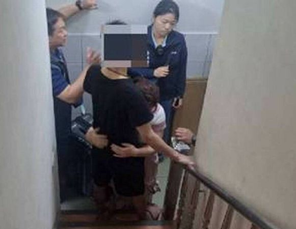 ▲彰化專勤隊破獲私菸廠帶回5名失聯移工。(圖/專勤隊提供)