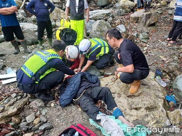 ▲警方會同山警、消防及村民地毯式搜尋。(圖/吉安警分局提供,下同)