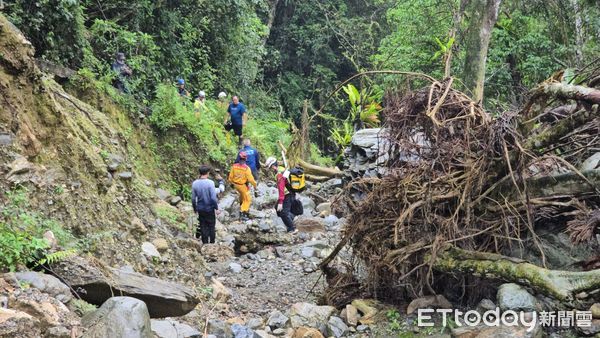 ▲警方會同山警、消防及村民地毯式搜尋。(圖/吉安警分局提供,下同)