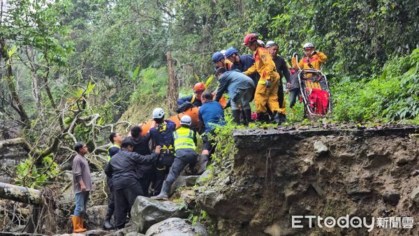 ▲警方會同山警、消防及村民地毯式搜尋。(圖/吉安警分局提供,下同)