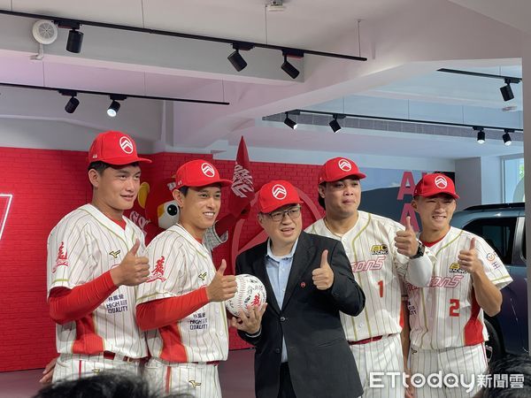 ▲劉基鴻(左一)、吳東融(左二)、陳子豪(右二)、郭天信(右一)。(圖/記者楊舒帆攝)