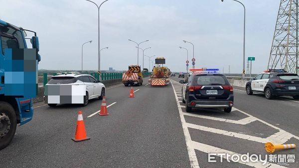 ▲台84線西向約8公里處,7日中午12時許,發生1起砂石車追撞拖板車交通事故案,造成砂石車28歲王姓駕駛人受傷送醫。(圖/記者林東良翻攝,下同)