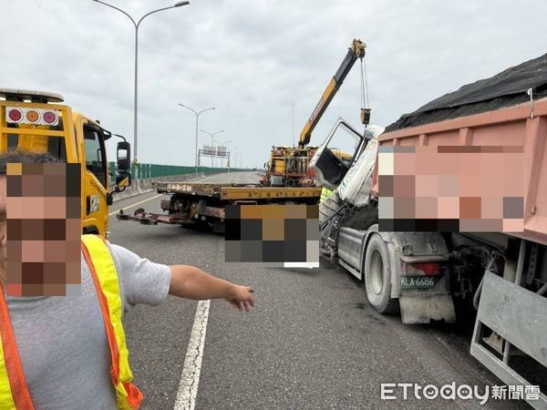 ▲台84線西向約8公里處,7日中午12時許,發生1起砂石車追撞拖板車交通事故案,造成砂石車28歲王姓駕駛人受傷送醫。(圖/記者林東良翻攝,下同)