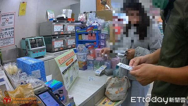 ▲東港警分局琉球分駐所員警阻止蔡女被騙 。(圖/記者陳崑福翻攝)