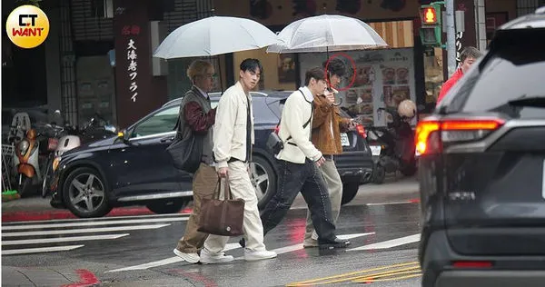 上月12日張家陞結束記者會工作,和毛祁生、徐瑋澤、朴靖恆等人離開現場。(圖/本刊攝影組)