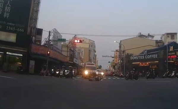 ▲周姓女子騎車行經中華路、中華二路時,因前方機車停讓要通過路口的護車,閃避不及追撞前方機車倒地送受傷送醫。(圖/翻攝自/threads/han_chin0919)
