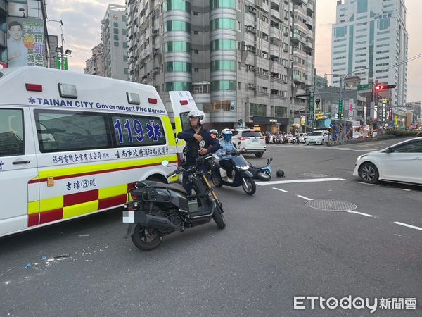 ▲救護車途中經中華路、中華二路時,有機車先行停讓,卻遭後方機車追撞,肇事騎士倒地不起,救護人員立即下車評估止血包紮送醫。(圖/記者林東良翻攝,下同)