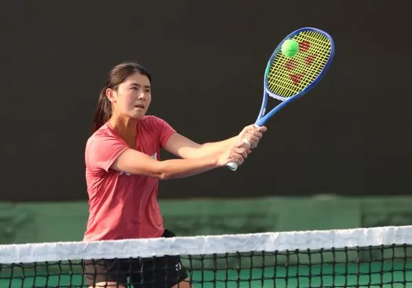 ▲葛藍喬安娜(右)和李亞軒(左)將在金恩盃首戰的單打賽中攜手抗韓、葛藍喬安娜的正拍是招牌武器、本屆金恩盃排名最高的吳芳嫺(30)將負責雙打、首度參加金恩盃的卓宜岑有機會和吳芳嫺搭配雙打。(圖/四維體育推廣教育基金會提供)