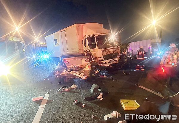 ▲國道一號南向中壢路段昨晚8時許發生5車連環撞事故,現場一片凌亂。(圖/記者沈繼昌翻攝)