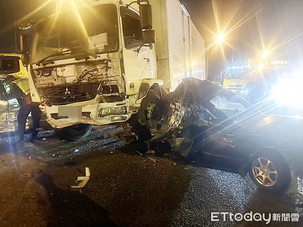 ▲國道一號南向中壢路段昨晚8時許發生5車連環撞事故,第2輛黑色轎車被推撞嚴重受損。(圖/記者沈繼昌翻攝)