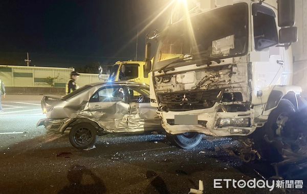 ▲國道一號南向中壢路段昨晚8時許發生5車連環撞事故,警方到場處理。(圖/記者沈繼昌翻攝)